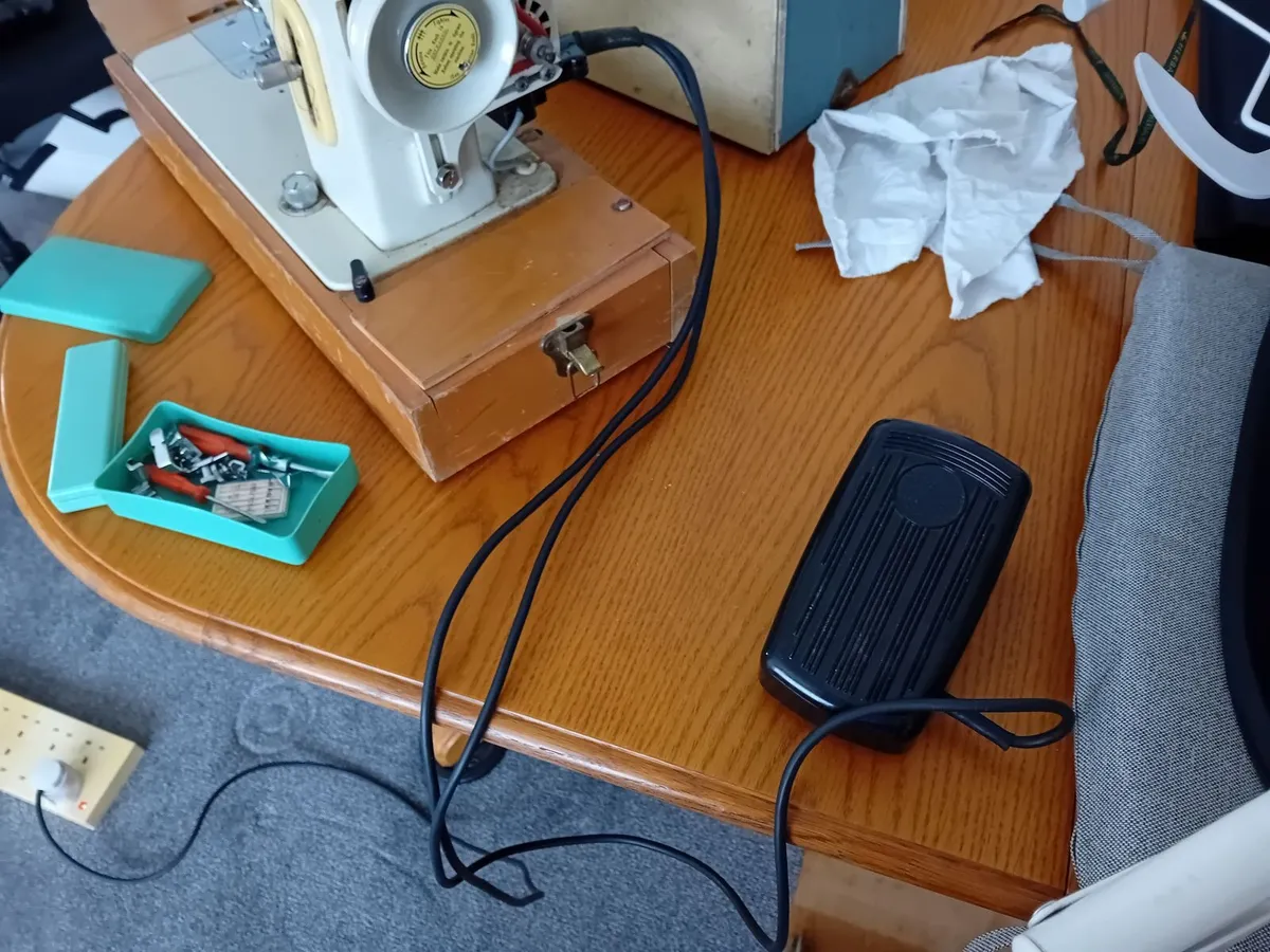 Brother 671 Sewing Machine - Image 3