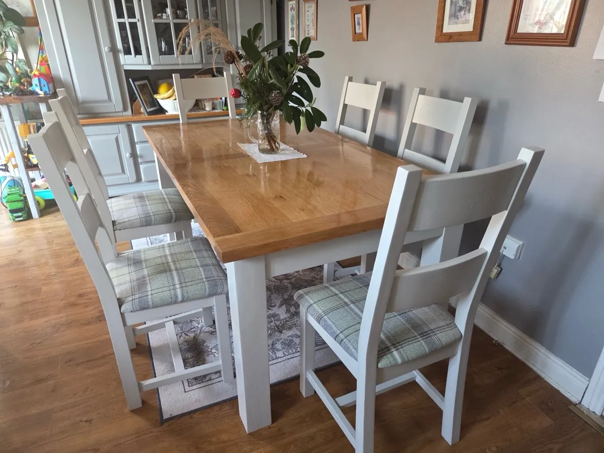 Table and chairs - Image 1