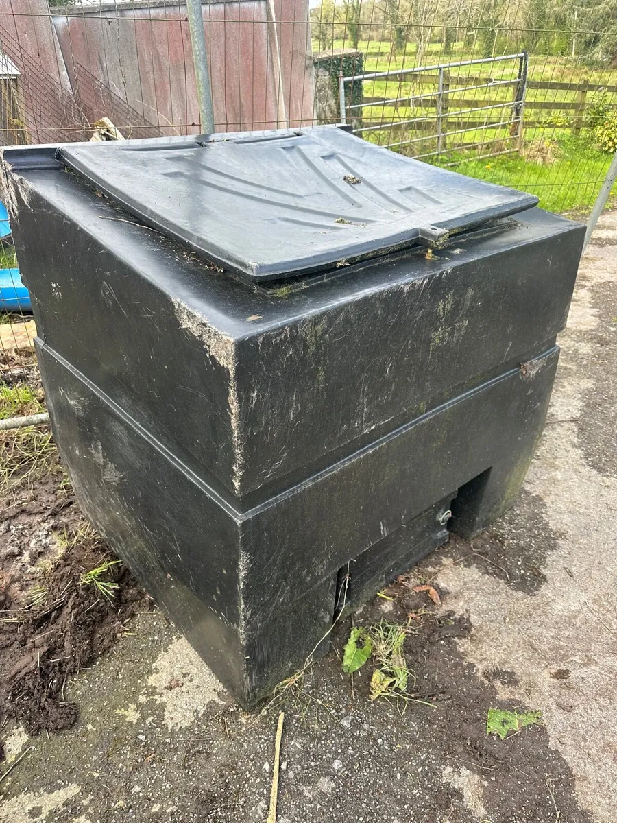 Coal bunker/dog kennel - Image 1