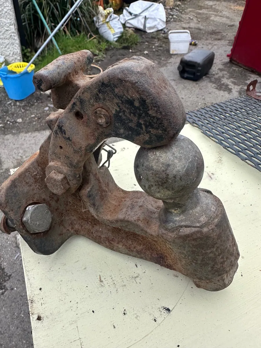 Nato type tow hitch - Image 1