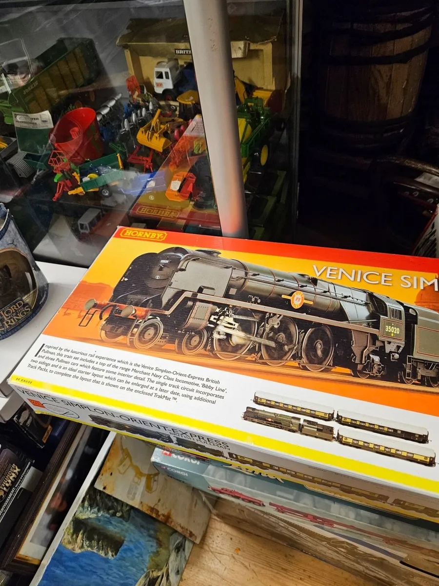 Hornby OO Gauge Orient Express Train Set - Image 2