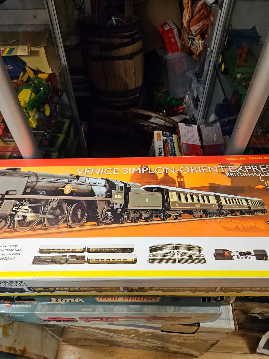 Hornby OO Gauge Orient Express Train Set - Image 3