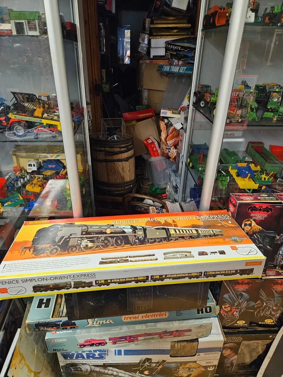 Hornby OO Gauge Orient Express Train Set - Image 1