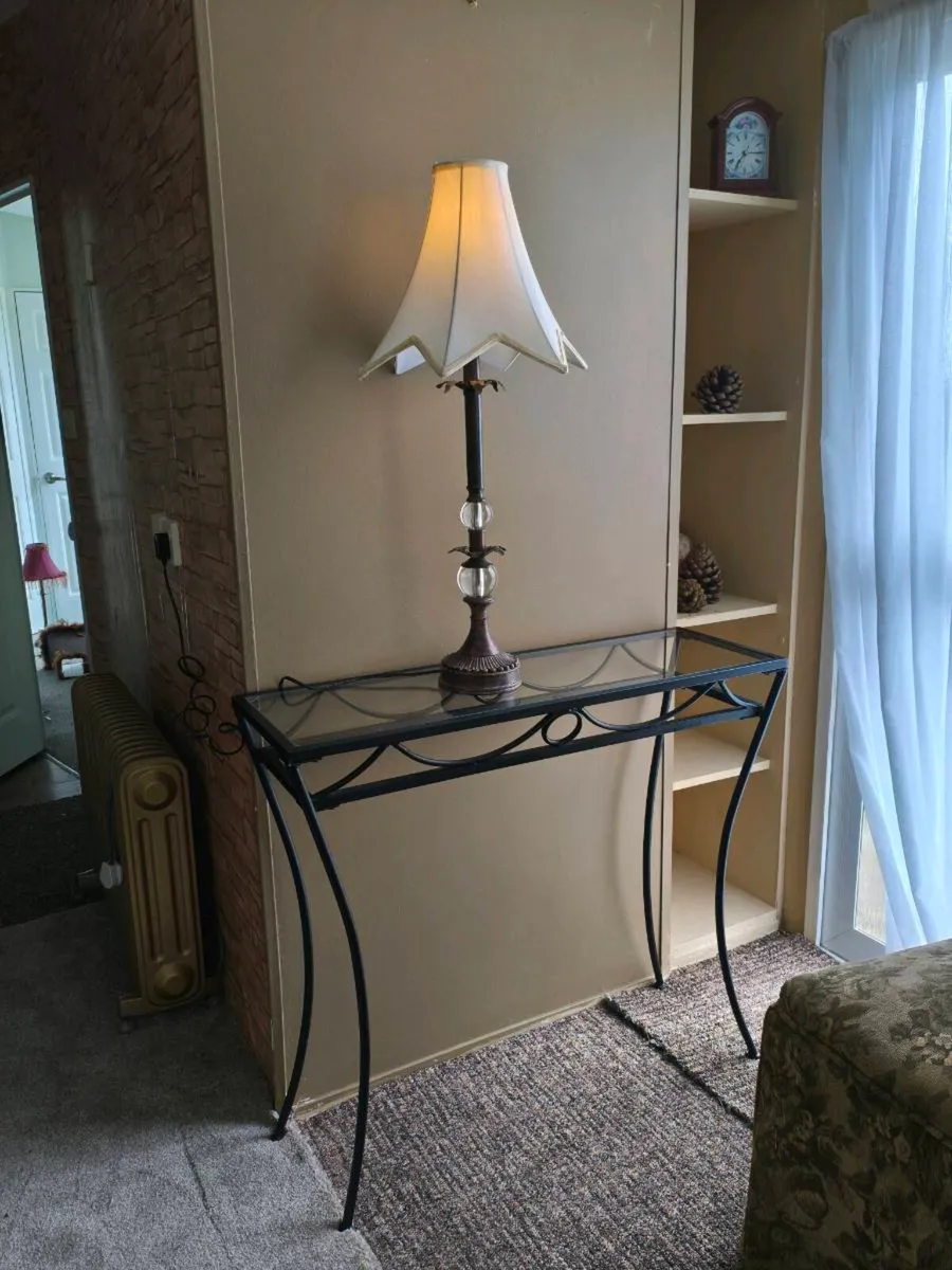 Lovely hall table like new ,lamp 45 for 2 - Image 1