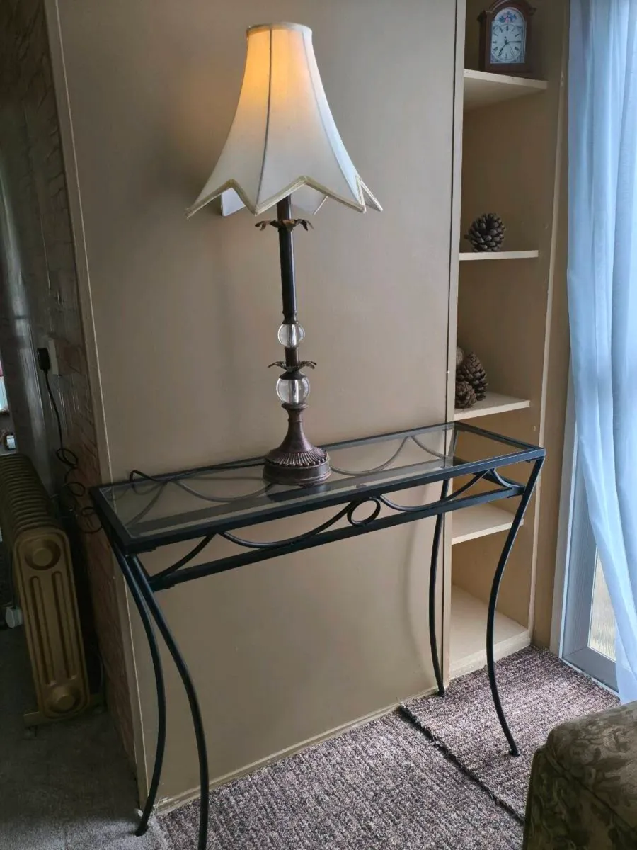 Lovely hall table like new ,lamp 45 for 2 - Image 2