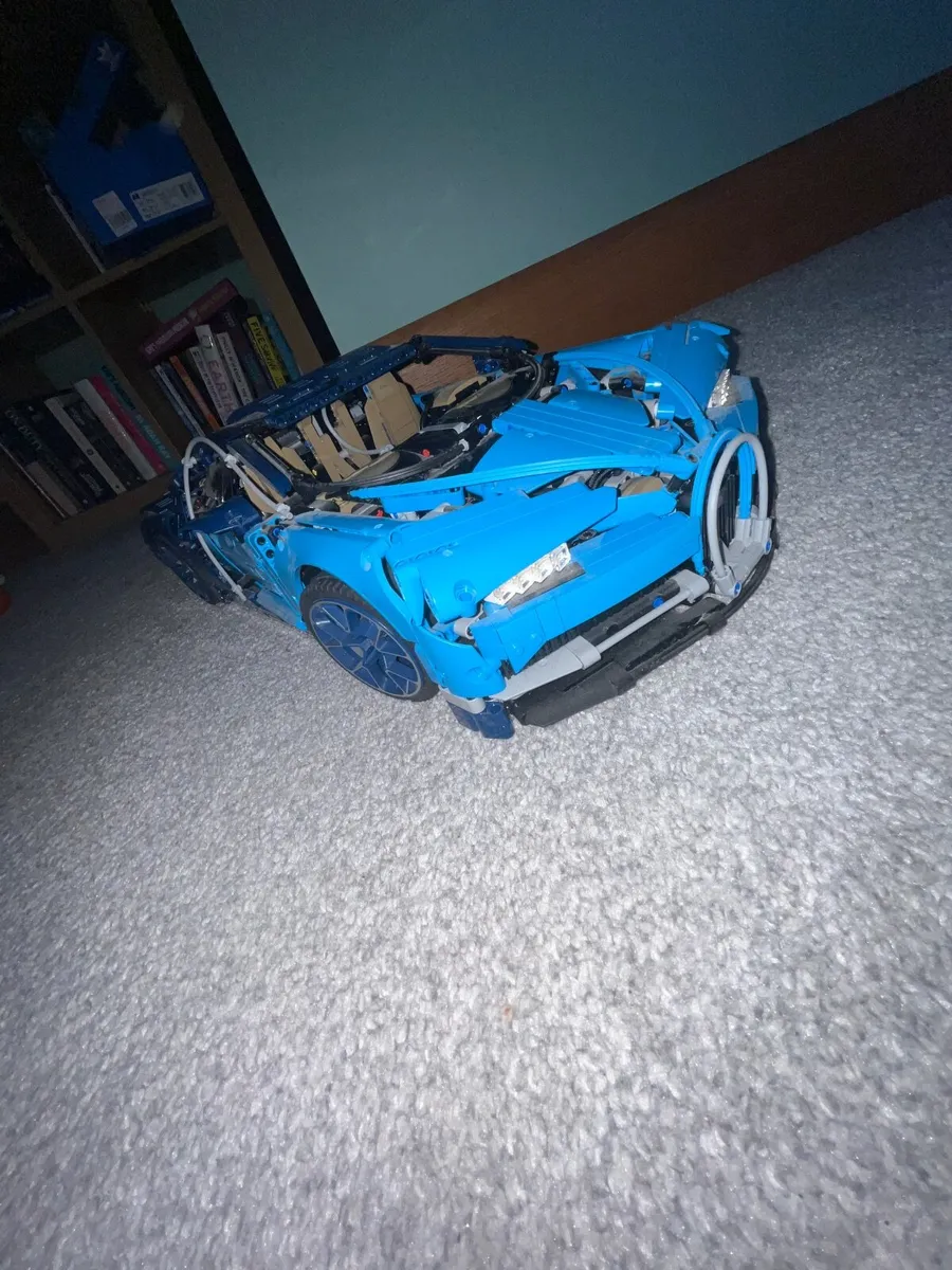 Lego Technic Bugatti Chiron - Image 1