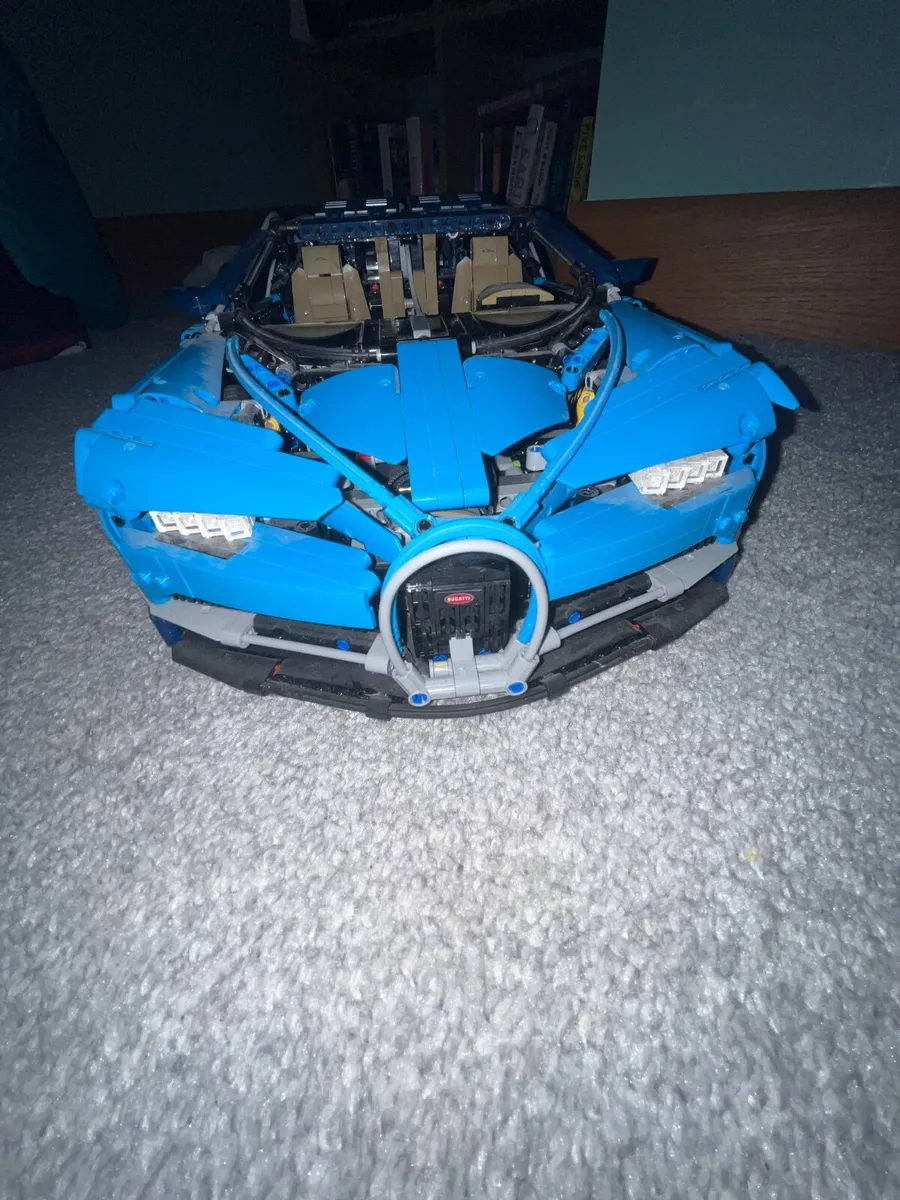 Lego Technic Bugatti Chiron - Image 2