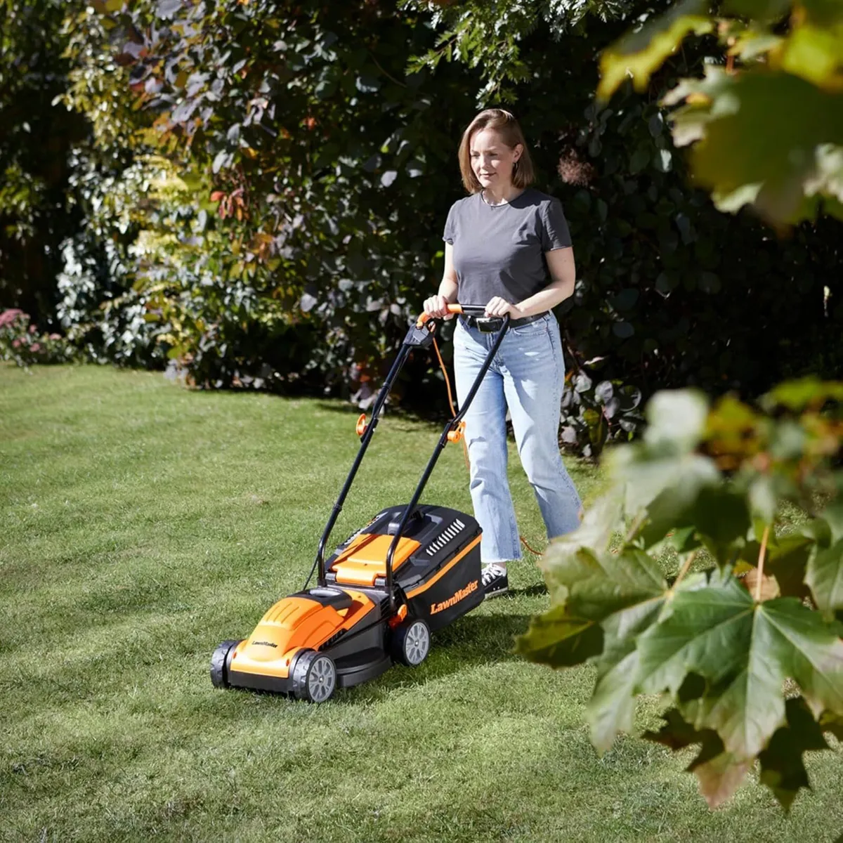 1200W Electric Lawn Mower with 32cm cutting width - Image 2