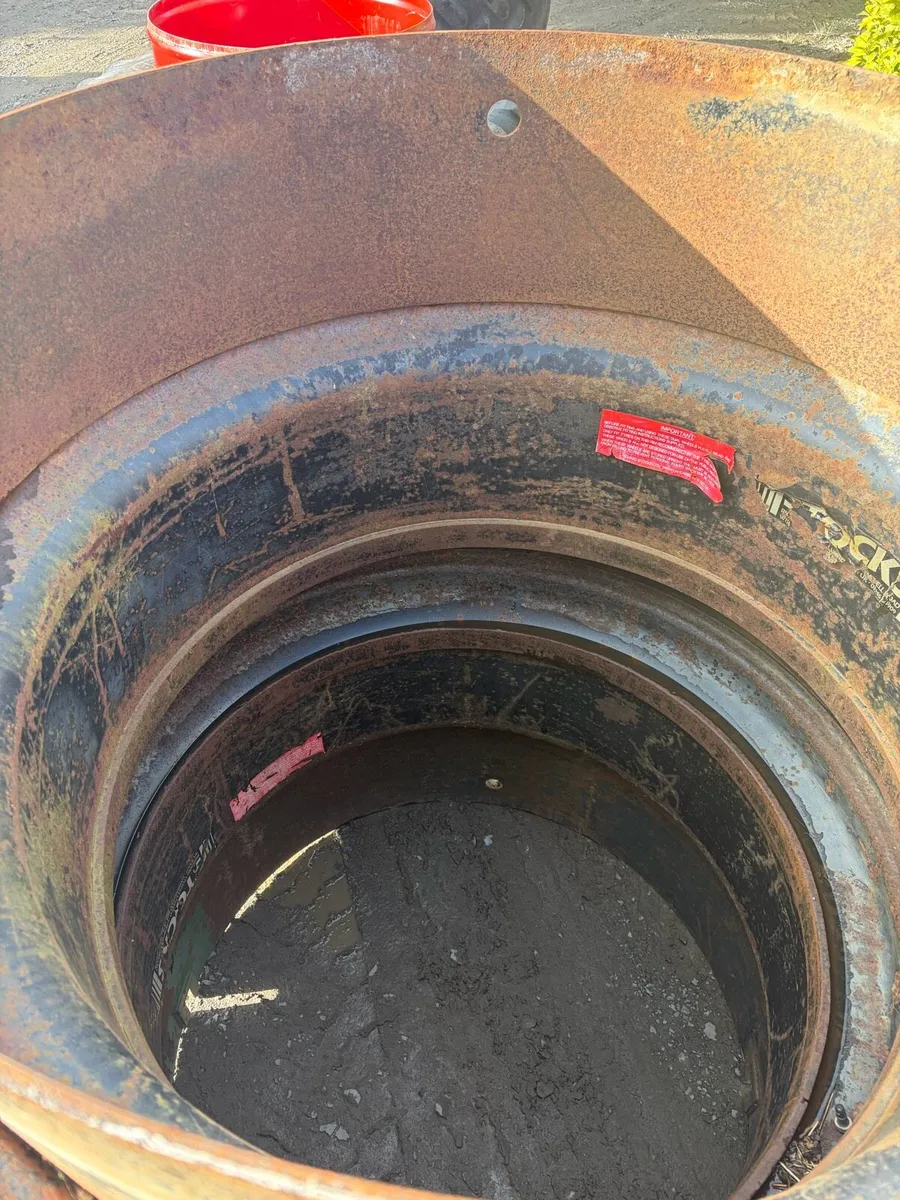 Stocks dual wheels 20.8r42 - Image 3