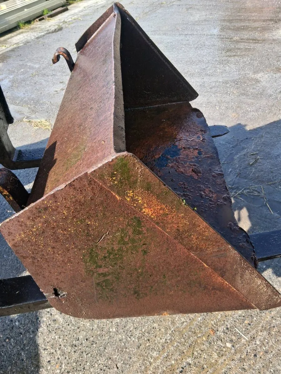 Loading bucket. - Image 3