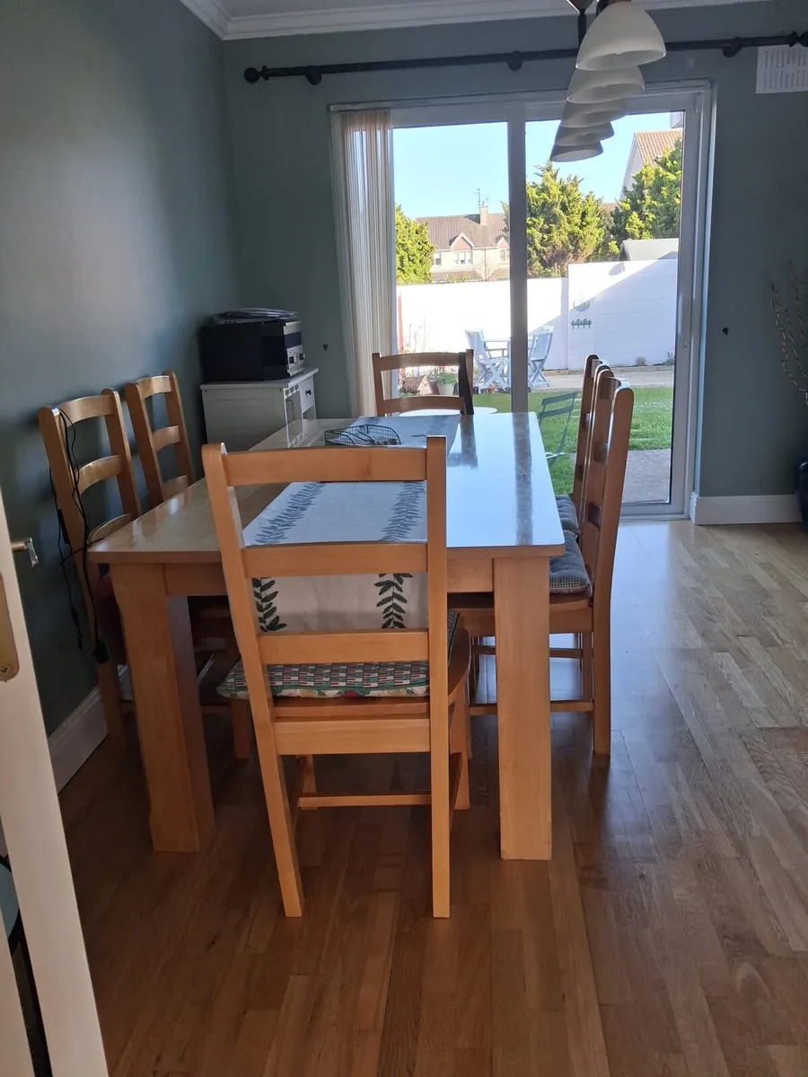 Solid dining table and chairs - Image 1
