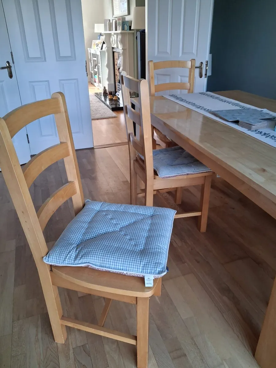 Solid dining table and chairs - Image 3