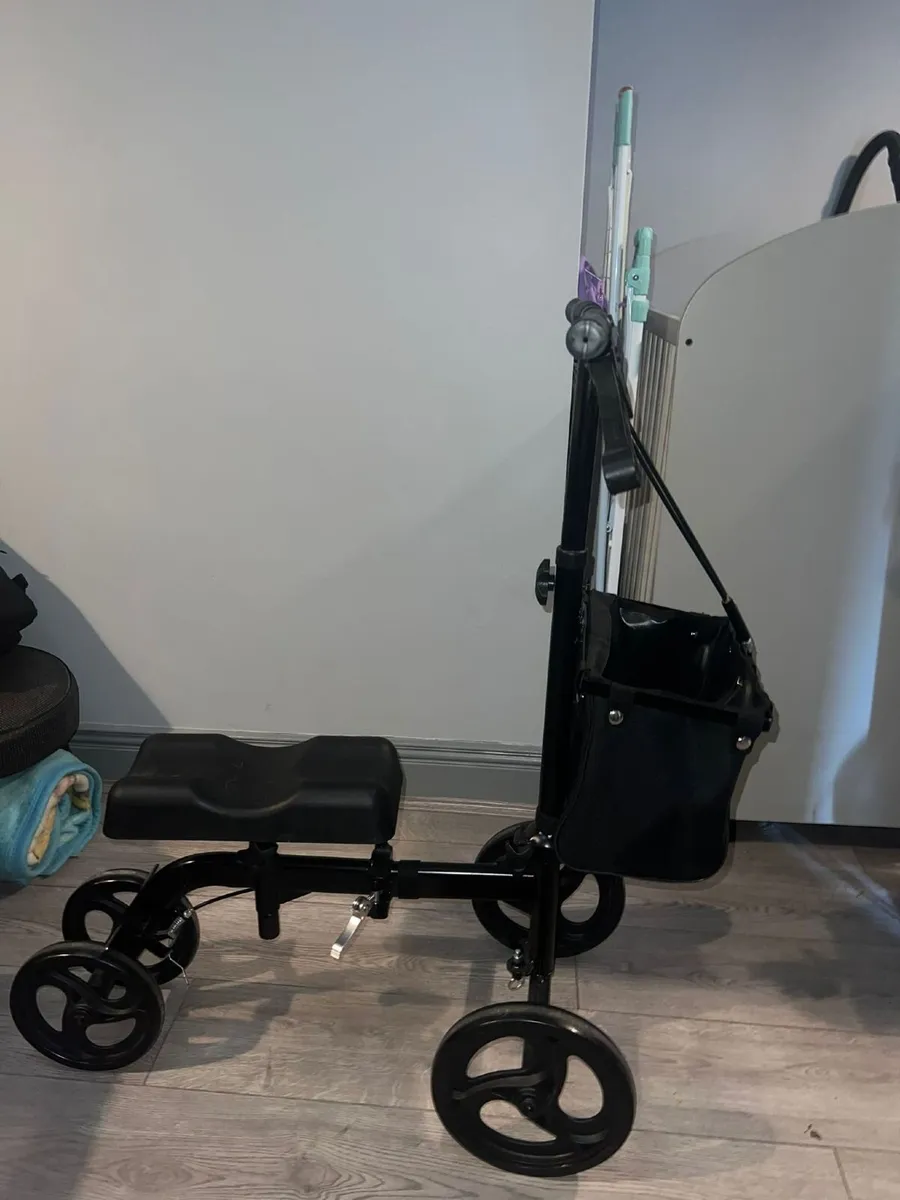 VEVOR Folding Knee Scooter, Carbon Steel Steerable - Image 3