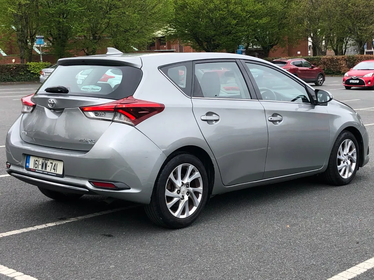 Toyota Auris 2016 1.4D4D,LIGHT DAMAGE ON THE FRONT - Image 4
