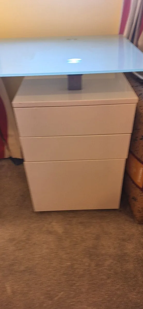 Computer table & chair & lamp - Image 3