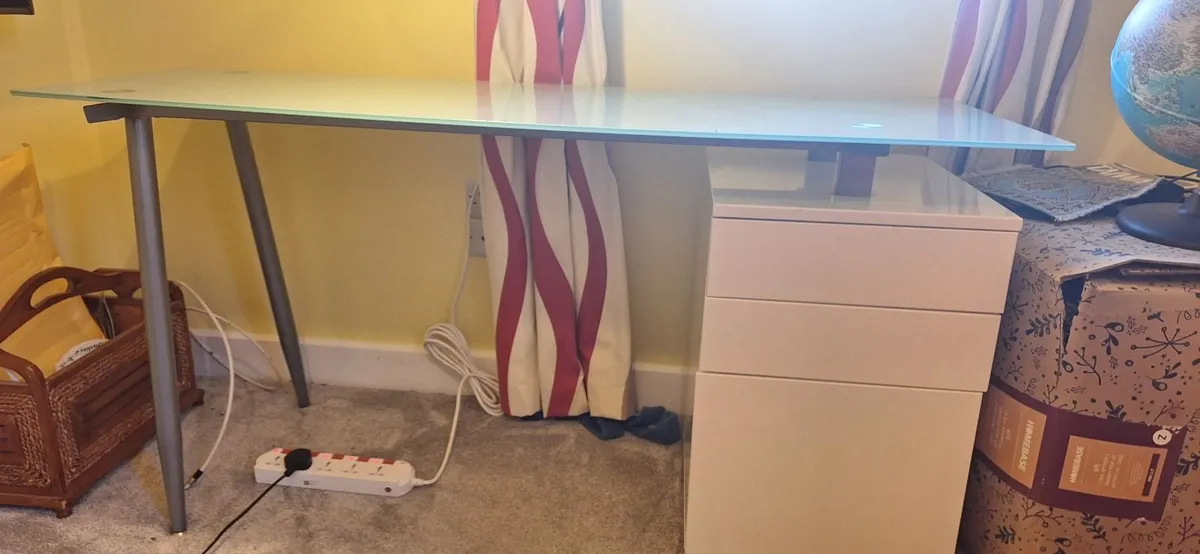 Computer table & chair & lamp - Image 1