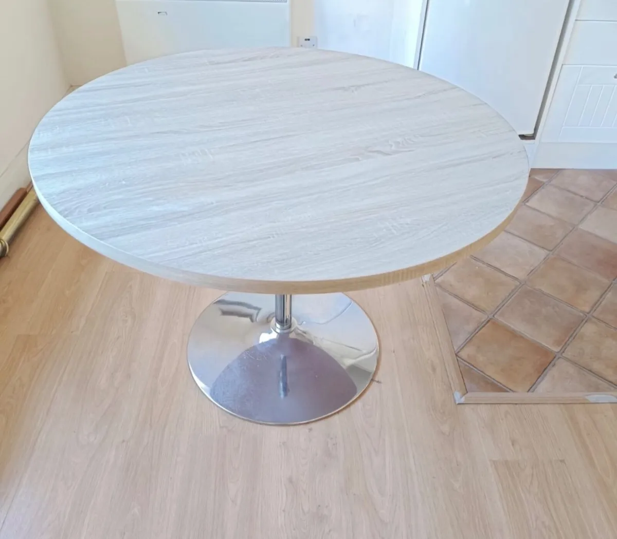 Round table - Image 1