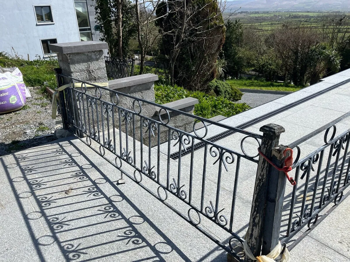 38m of balcony railing - Image 1