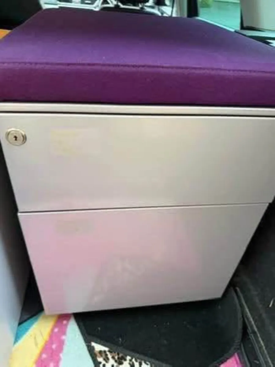 Pedestal with cushion - Image 1