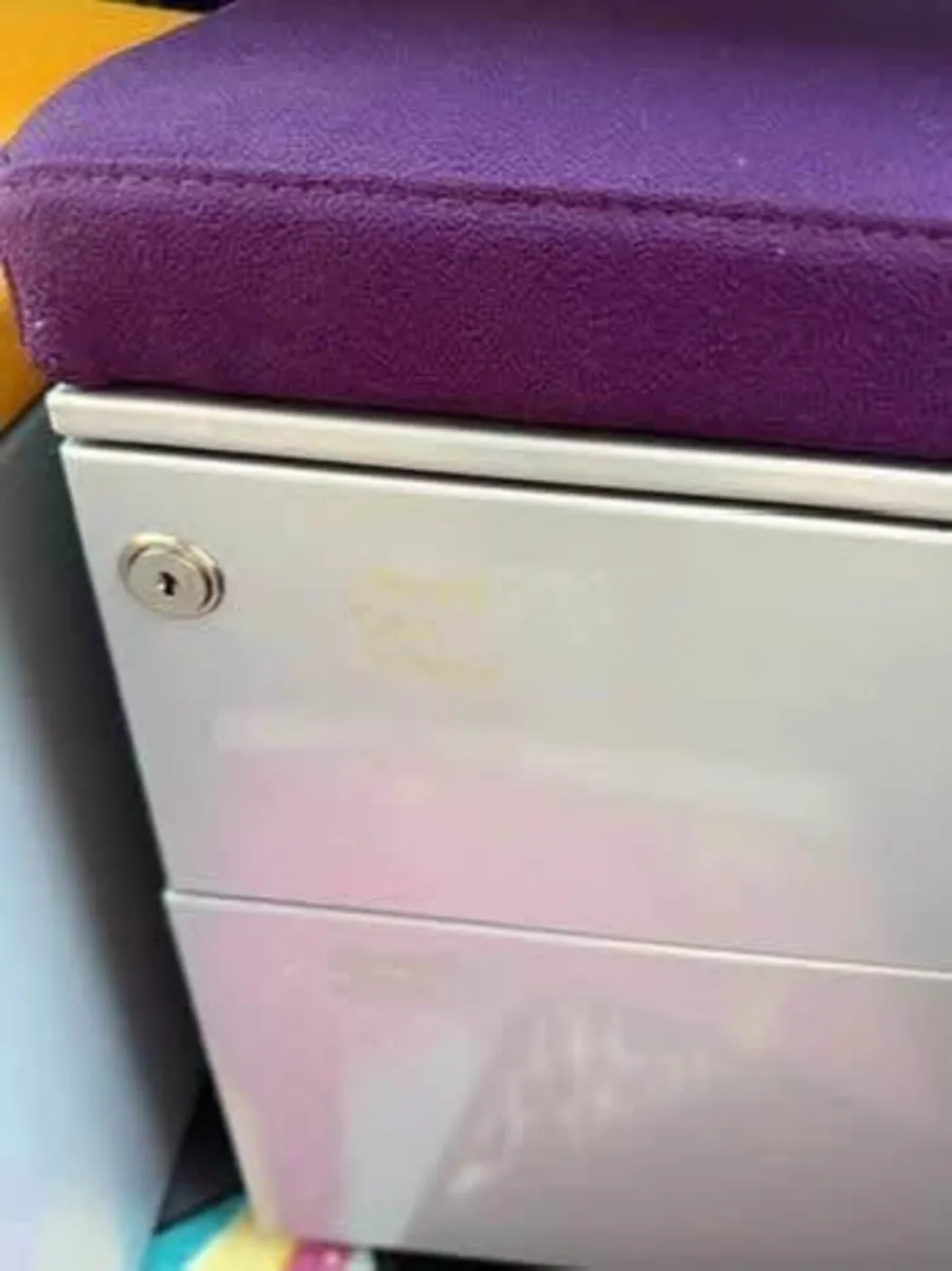 Pedestal with cushion - Image 3