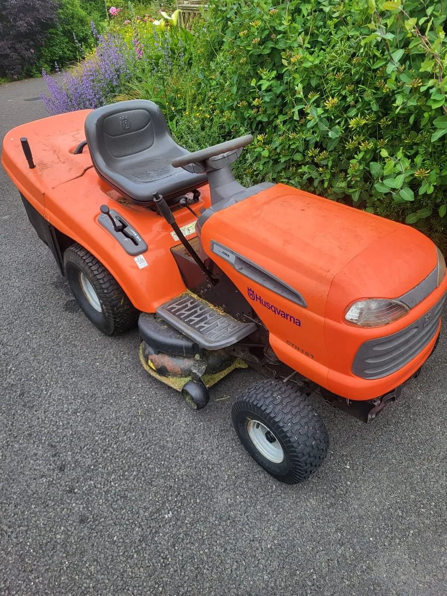 Ride on lawn mower - Image 1