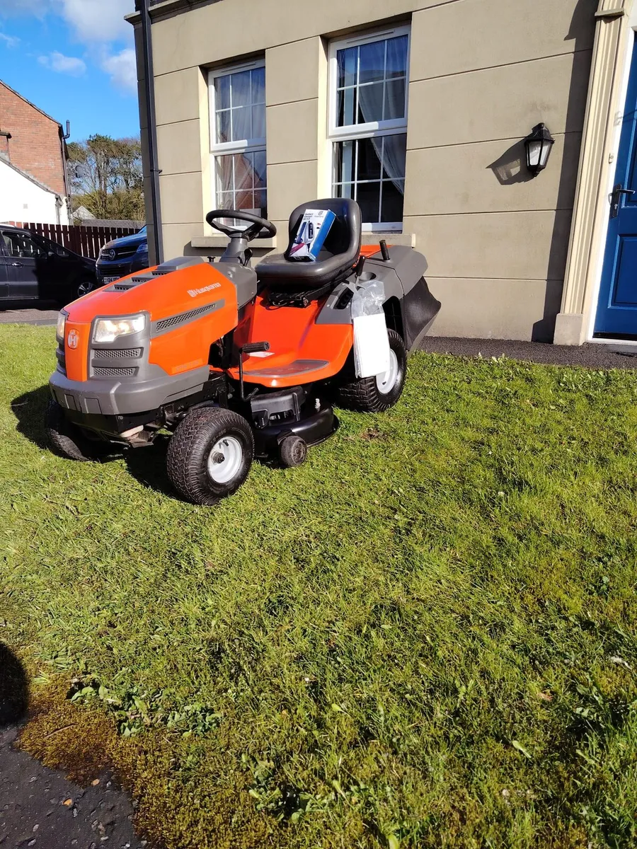 Husquvarna petrol ride on lawnmower - Image 2