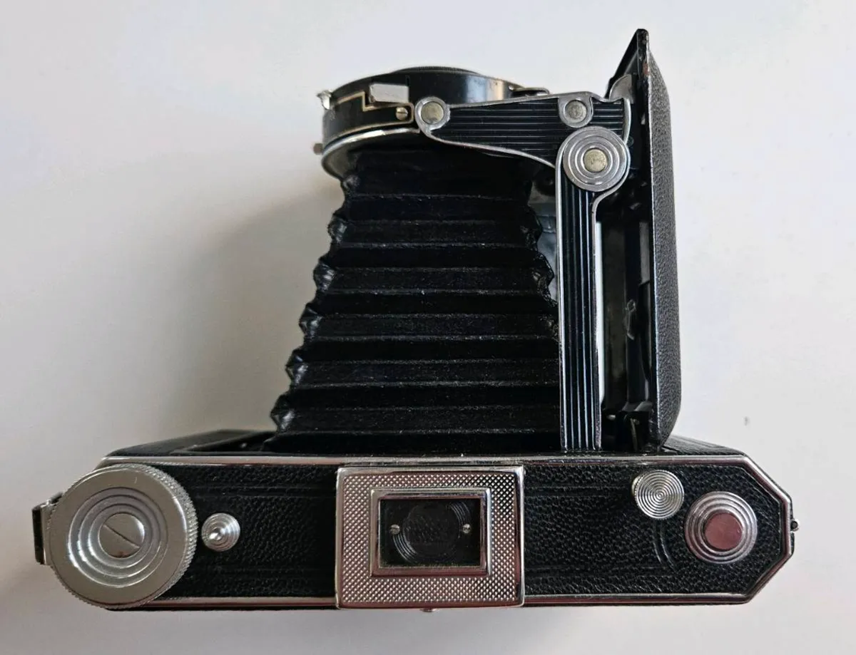 Vintage Kodak Six-20 B Film Camera with Box - Image 4