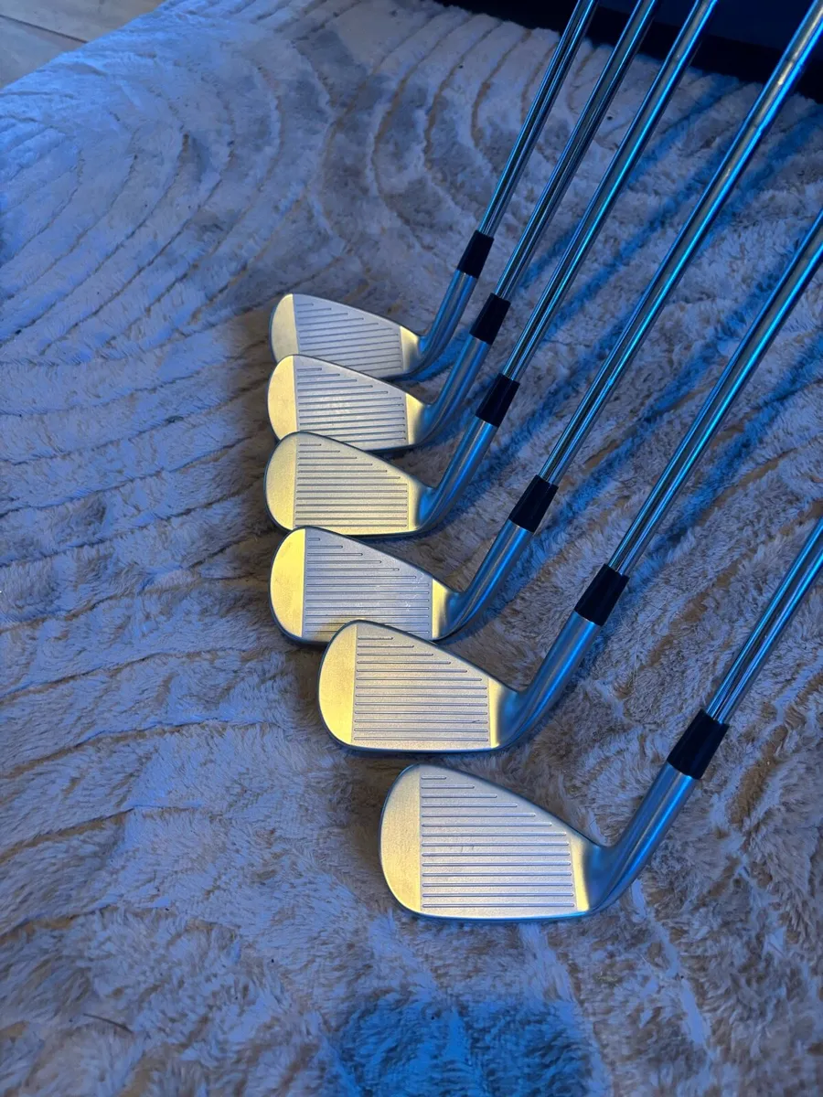 Mizuno JPX 925 Hot Metal Irons - Image 1