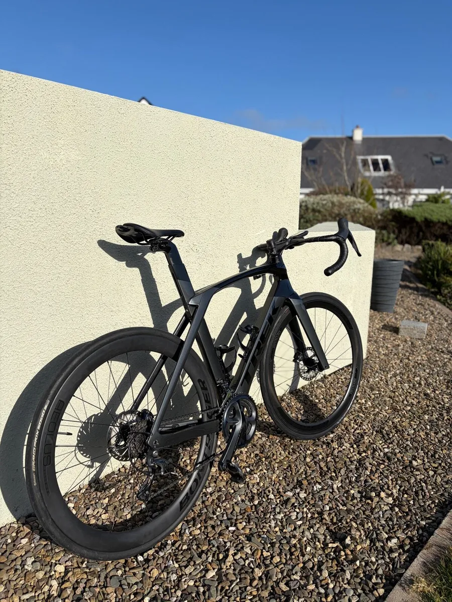 Trek Madone SL6 – Black/Lithium Grey - Image 3