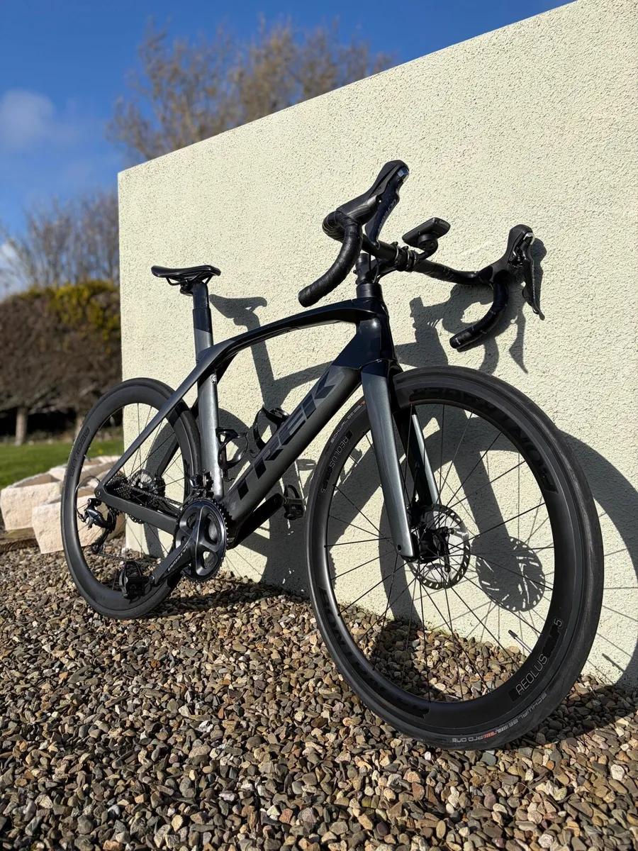 Trek Madone SL6 – Black/Lithium Grey - Image 1