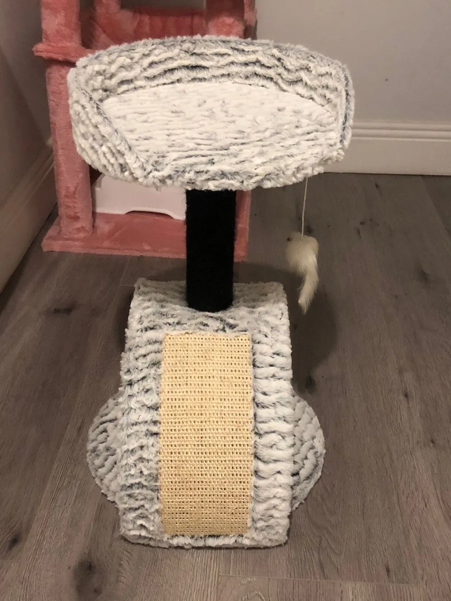 Tree with scratching post - Image 1