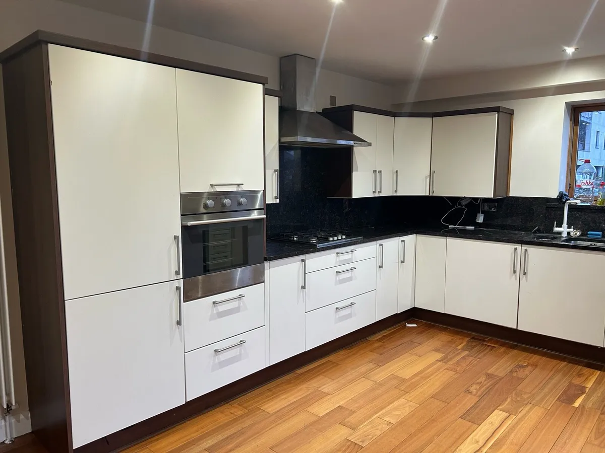 Kitchen unit’s & appliances - Image 1