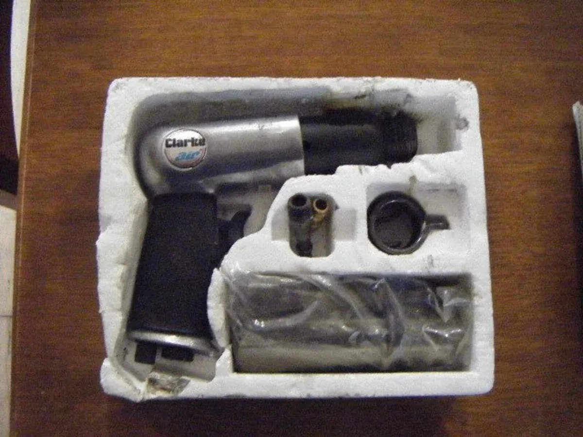 Clarke Air Chisel - Image 2