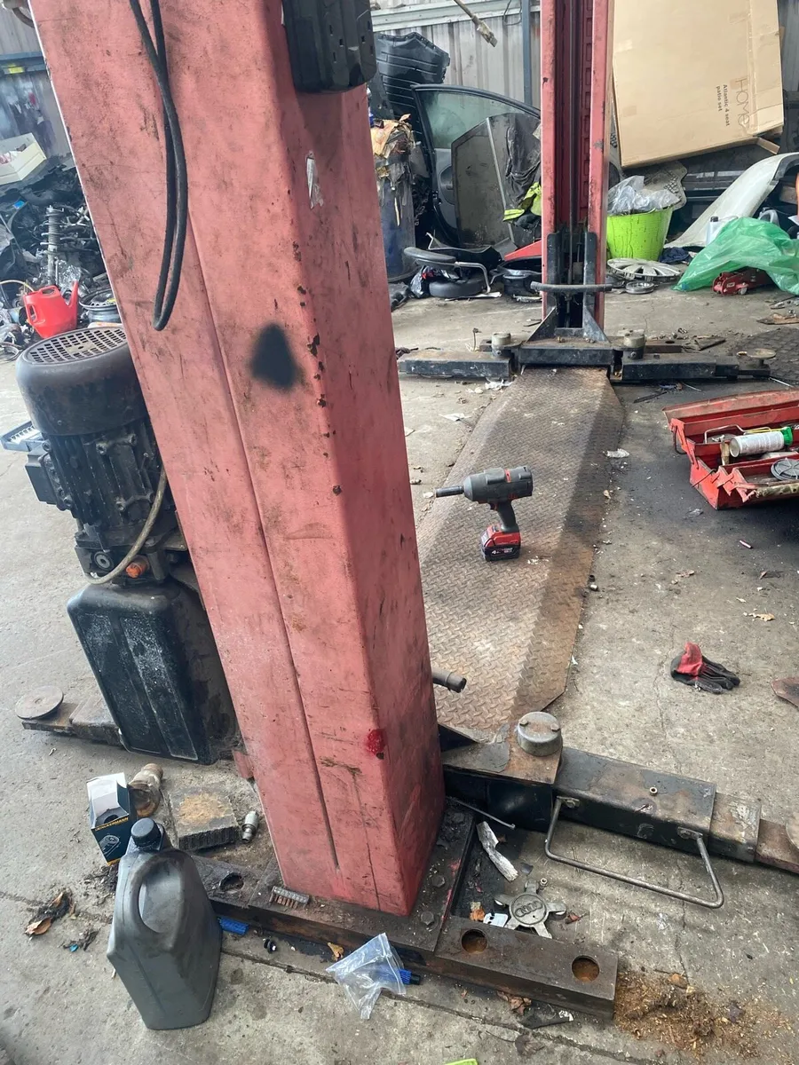 Two post lift - Image 3