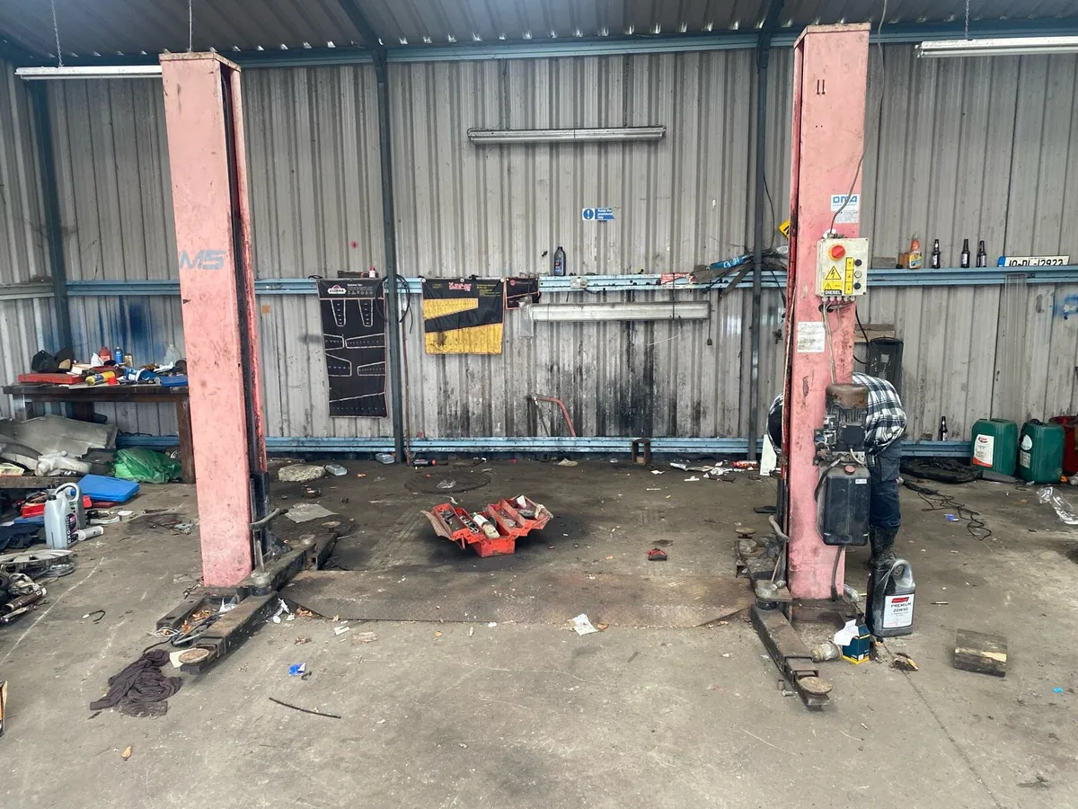 Two post lift - Image 1