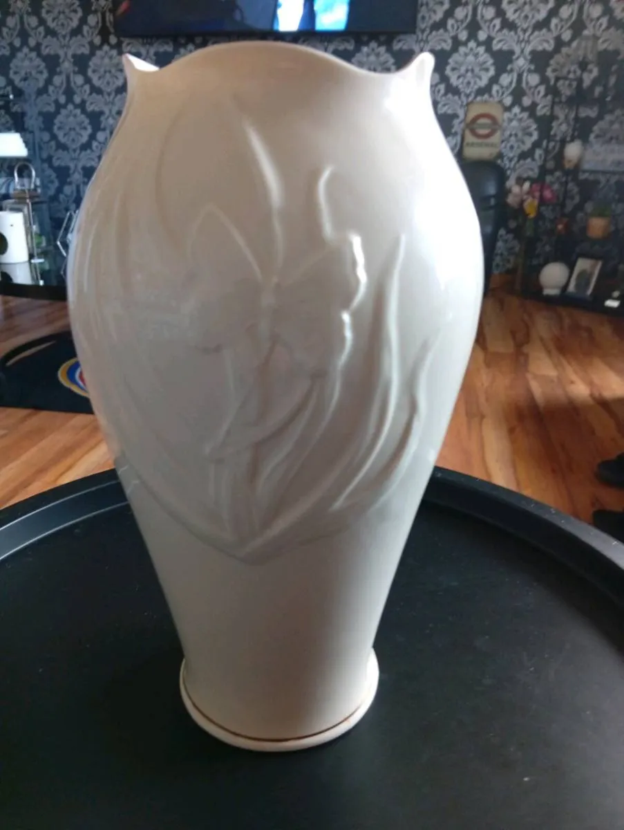 Beleek vase - Image 1