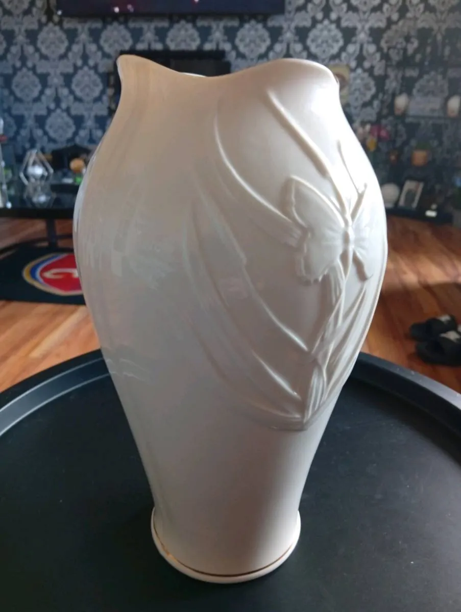 Beleek vase - Image 2