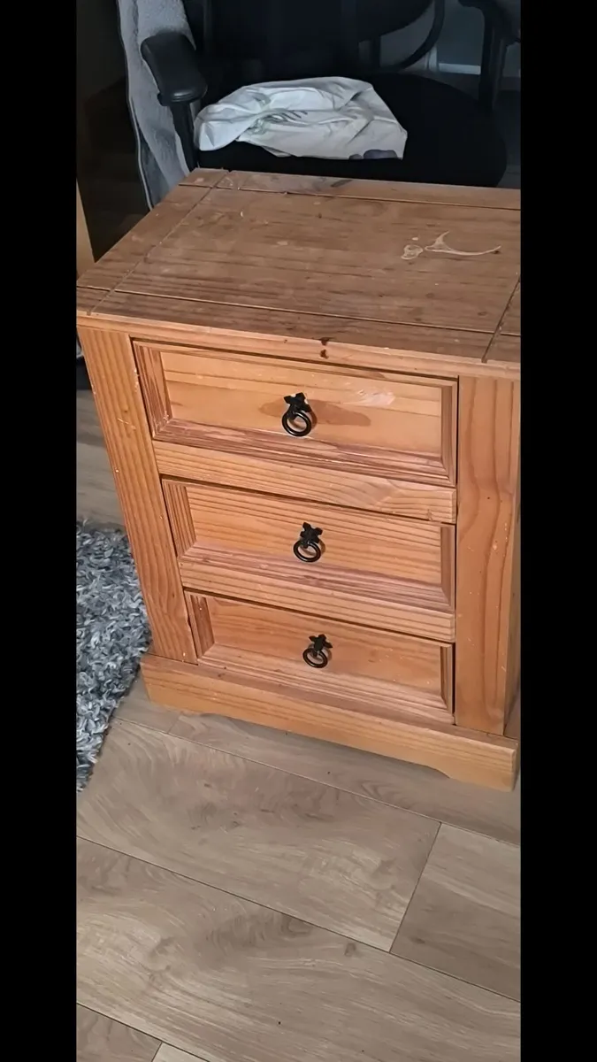 Bedroom locker - Image 1