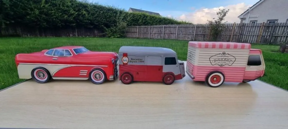 Vintage tin car-shaped boxes - Image 1