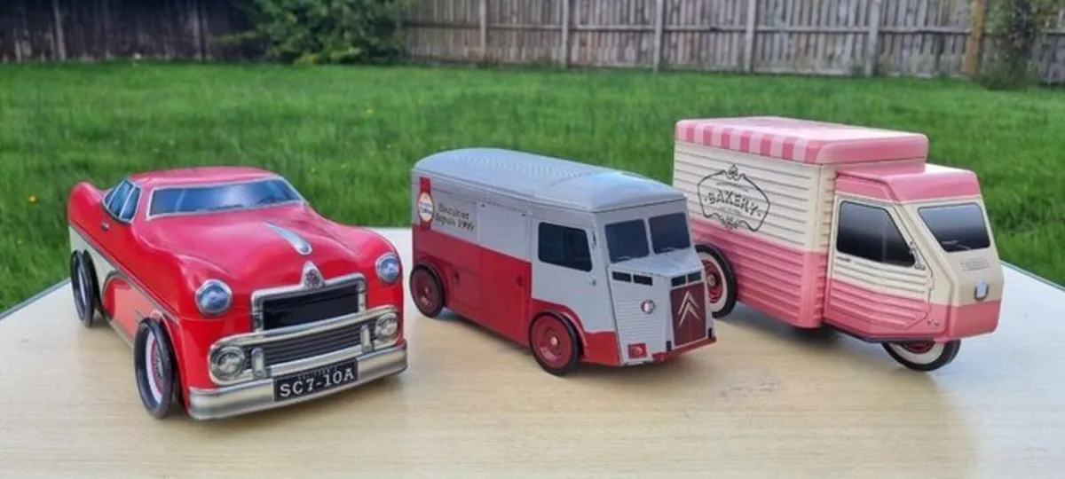 Vintage tin car-shaped boxes - Image 2