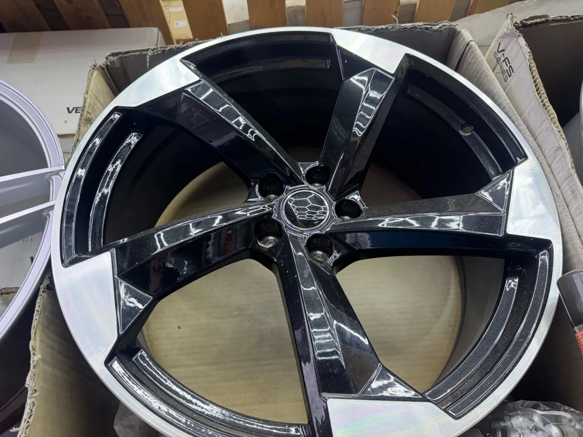 21” gloss black Ttrs 5x112