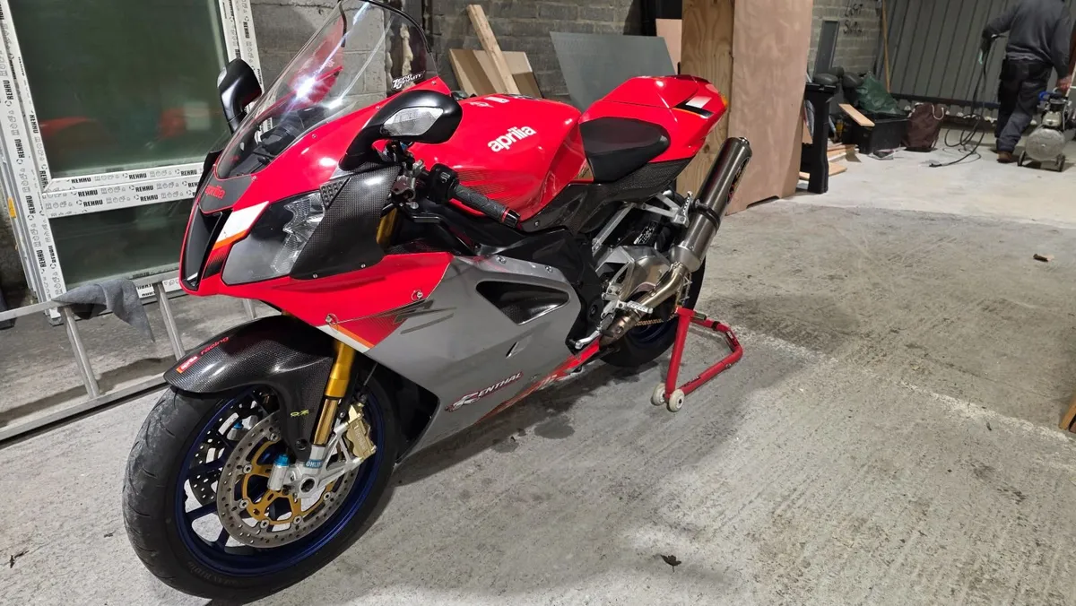 Aprilia RSV 1000 FACTORY, Showroom Condition - Image 1