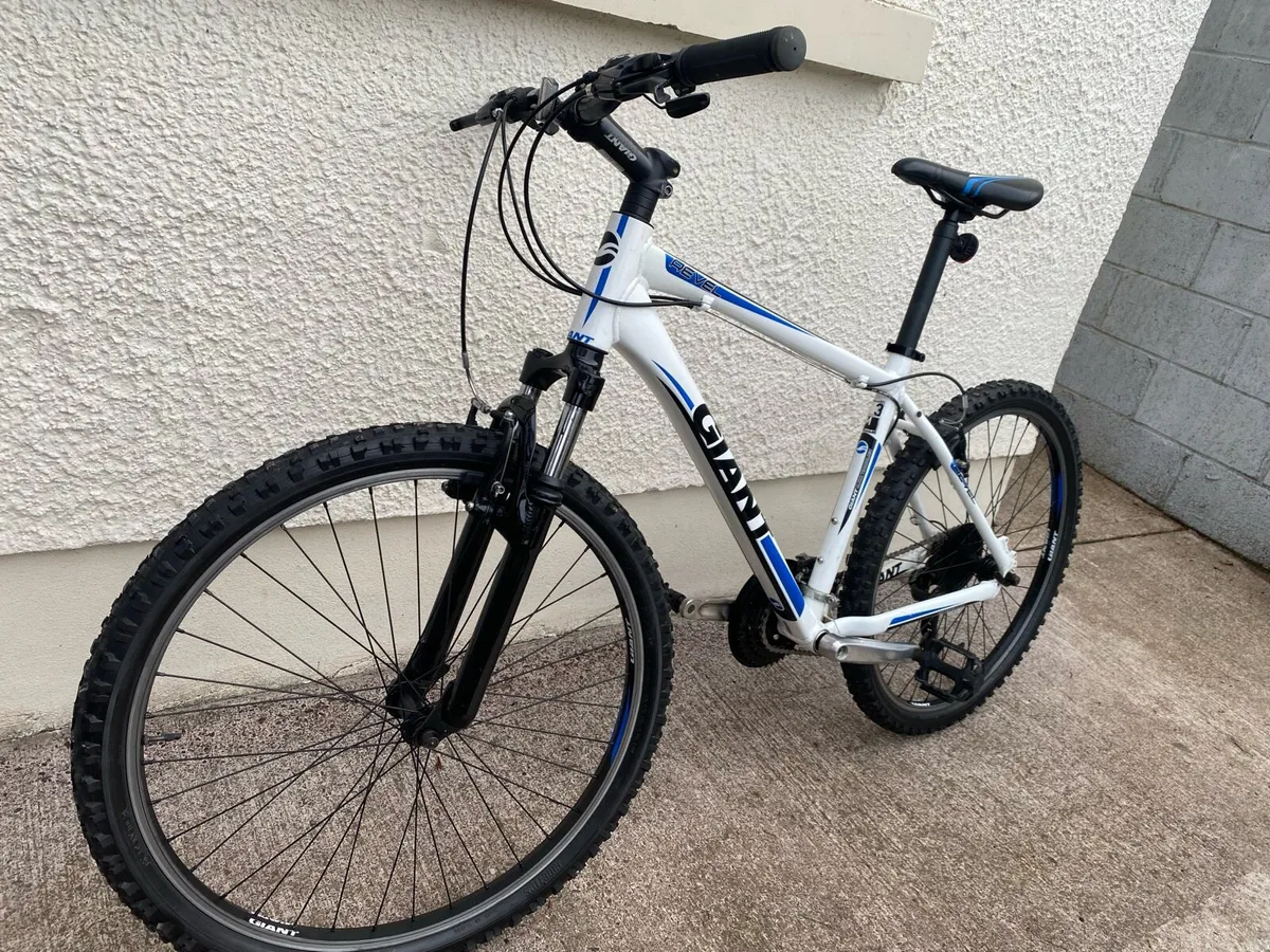 Like new Giant REVEL 3 Medium 26 inch - Image 2