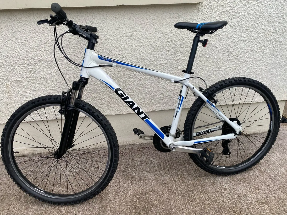 Like new Giant REVEL 3 Medium 26 inch - Image 4