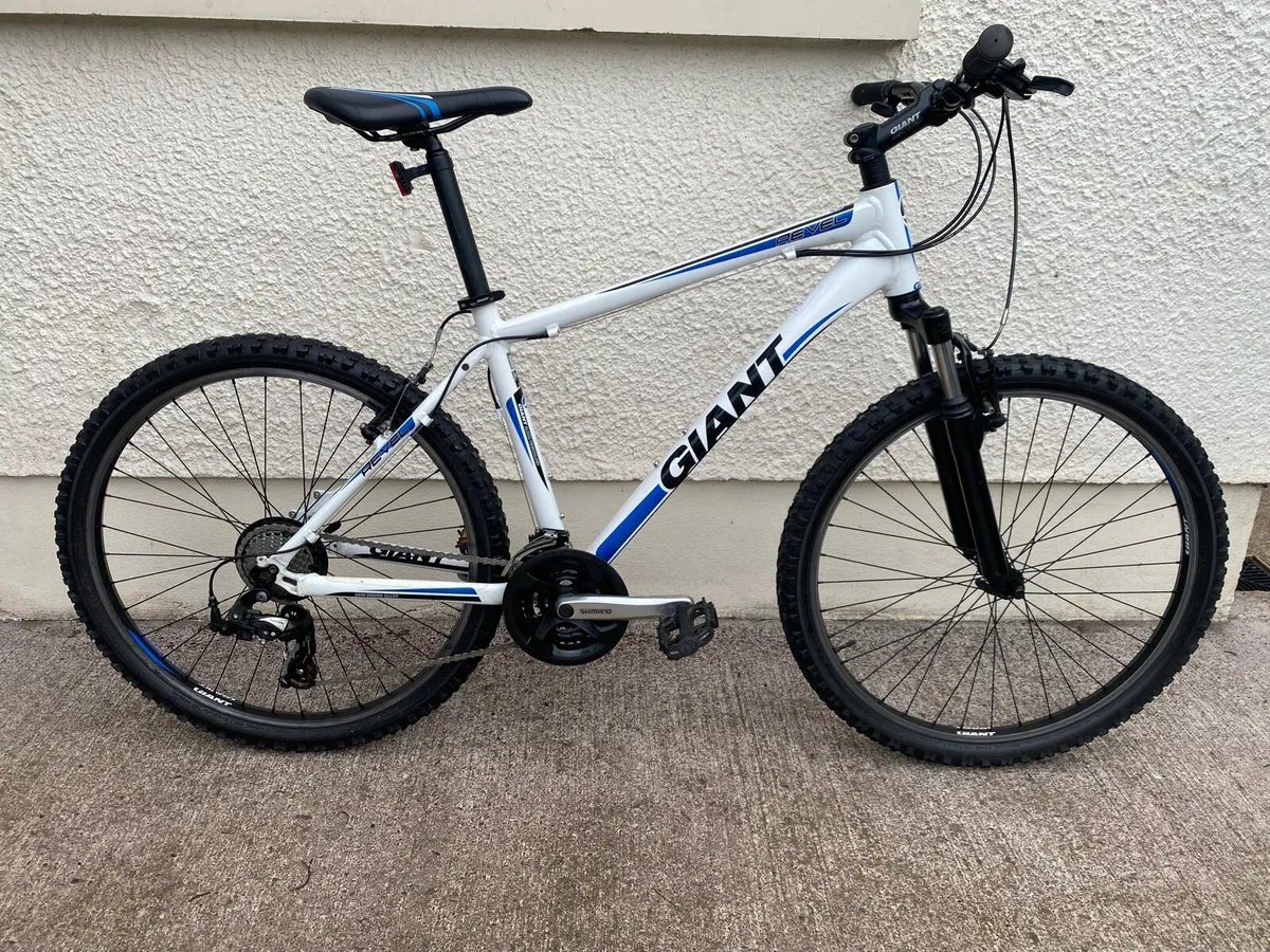 Like new Giant REVEL 3 Medium 26 inch - Image 1