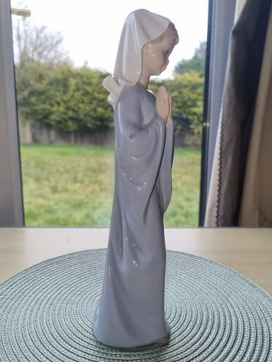 Spanish porcelain sculpture "Praying Madonna" - Image 2