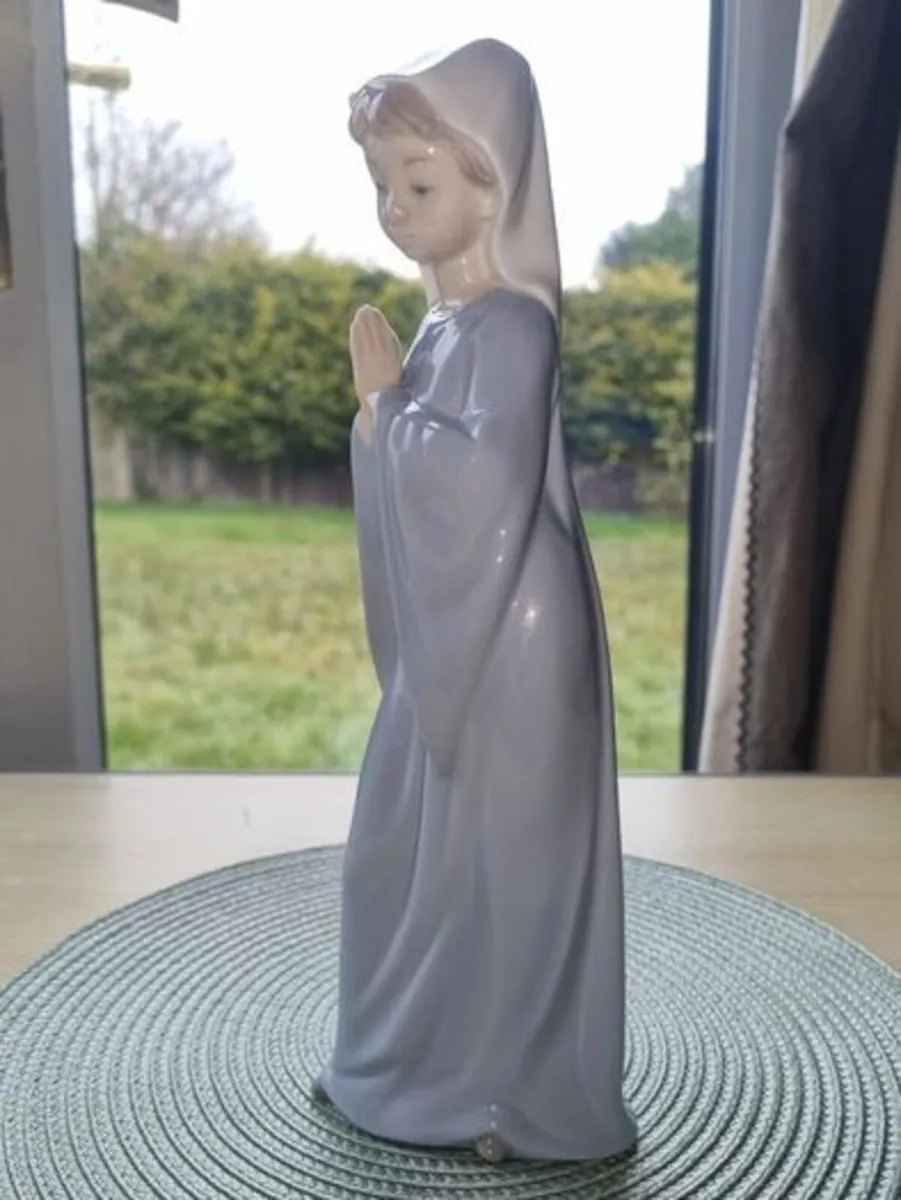 Spanish porcelain sculpture "Praying Madonna" - Image 3