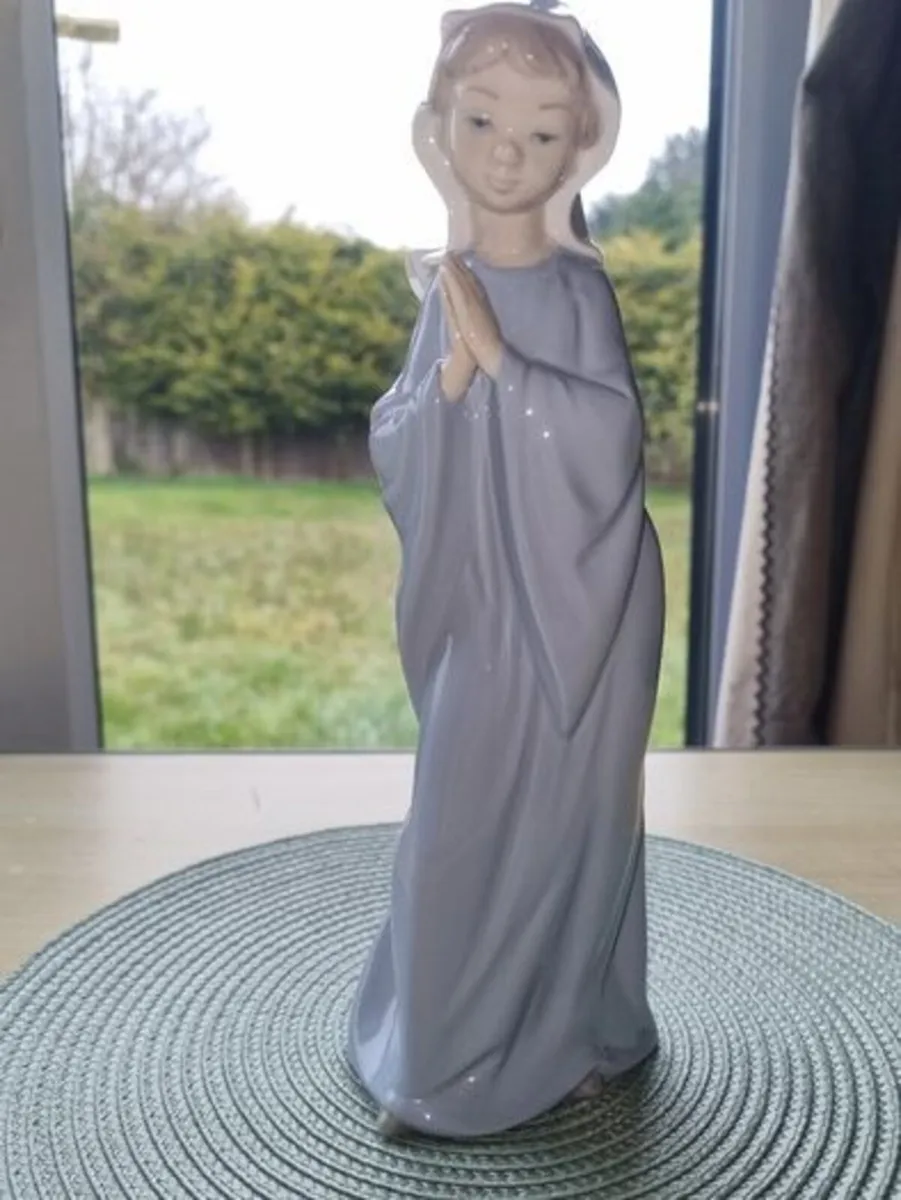 Spanish porcelain sculpture "Praying Madonna" - Image 1