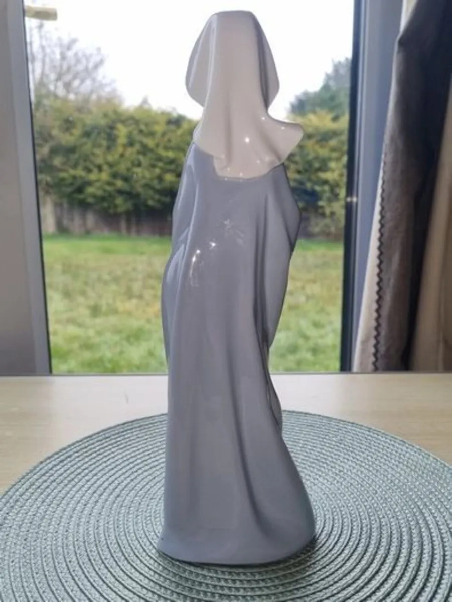 Spanish porcelain sculpture "Praying Madonna" - Image 4