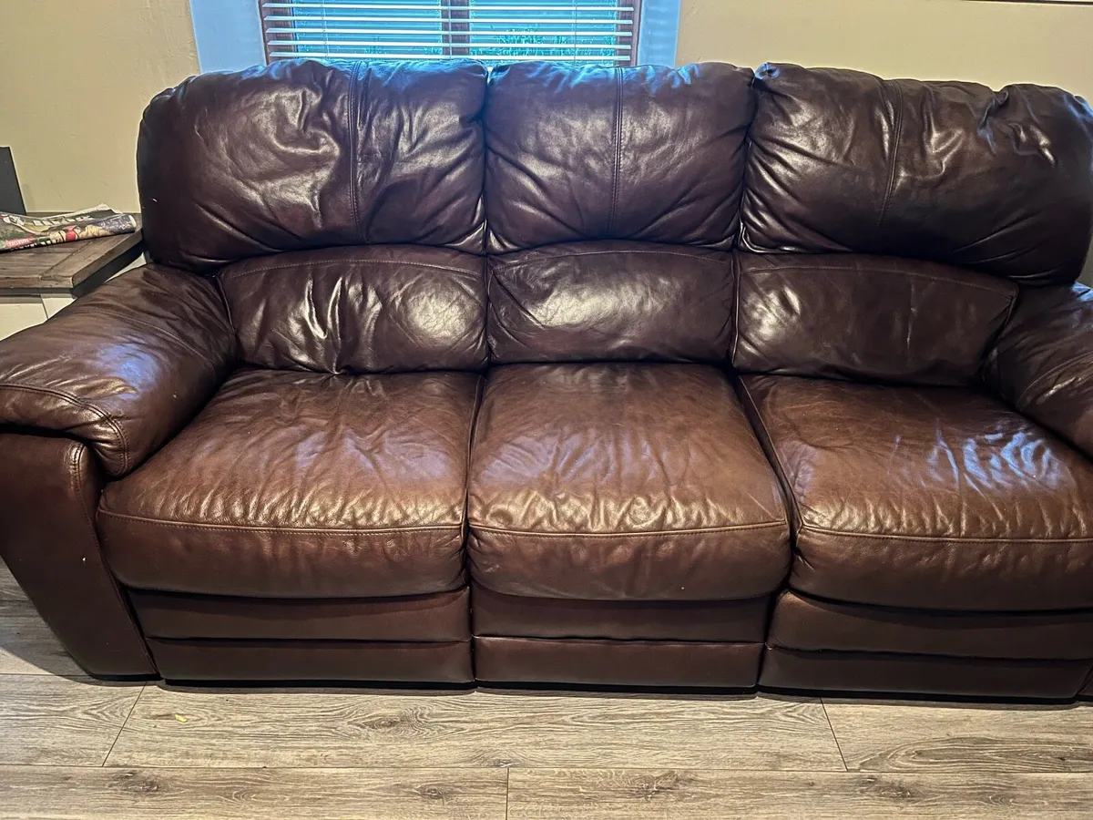Leather couch and 2 matching arm chairs - Image 1